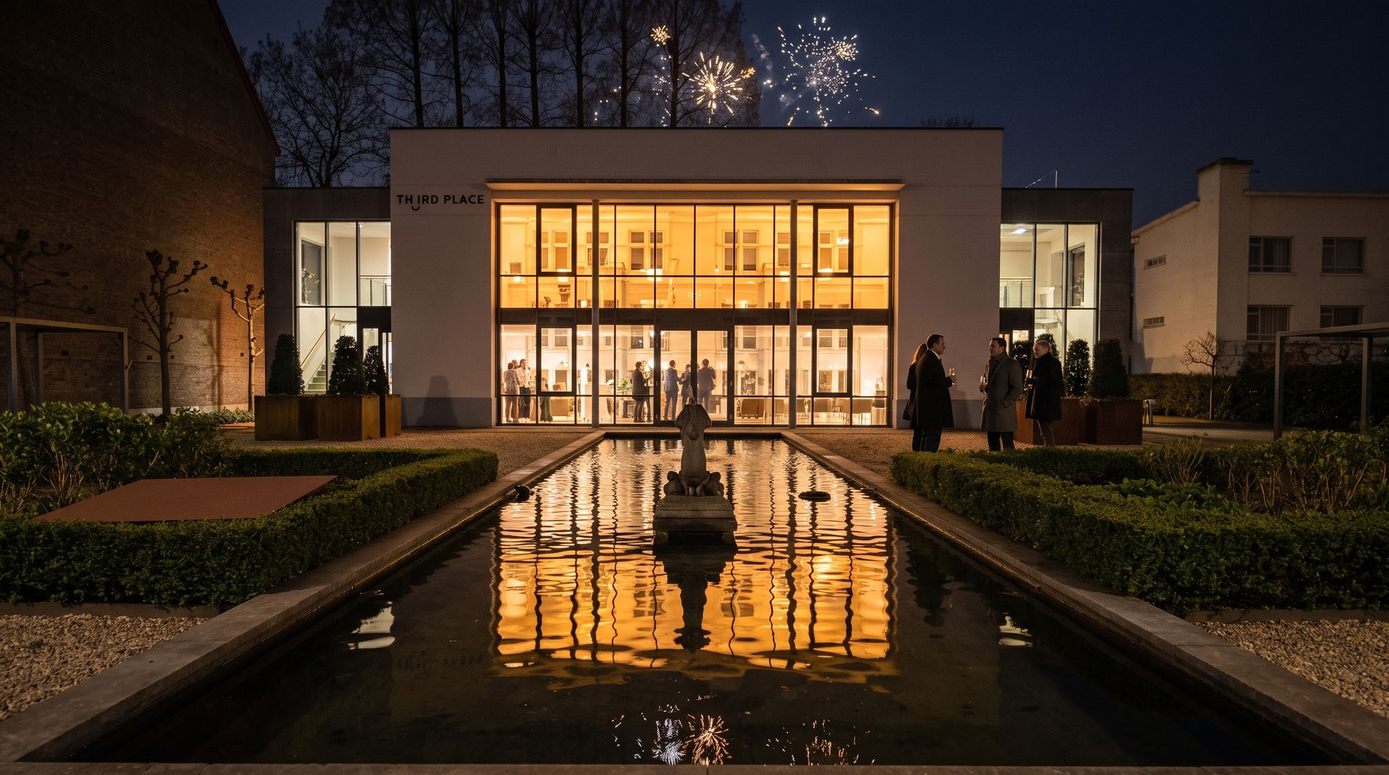Third Place op een winteravond: het witte huis met lichtgevende glazen voorgevel, de lange waterpartij en gasten met een glas in de tuin